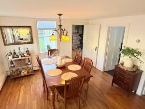 Posezení v ubytování The Carriage House - Historical Farmhouse + 22 fotografií