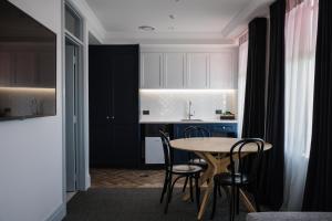 ネイピアにあるCriterion Hotel Napierの部屋にテーブルと椅子のあるキッチン +12枚の写真