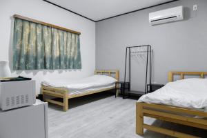 Ένα ή περισσότερα κρεβάτια σε δωμάτιο στο ゴーゴーマリンホテル 東京千葉館山