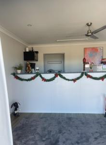 Un televizor și/sau centru de divertisment la Reef Gardens Motel