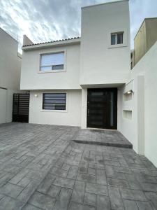 Ramos ArizpeCasa Recién-Remodelada Ideal, Ejecutivos, Trabajos的一栋带车道的白色大房子