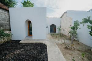 a white house with a courtyard at MY BOO PRIVATE by DRAGONFLY in Nusa Penida