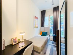 a bedroom with a bed and a desk and a window at Quay 17 by Cove - Brand new serviced apartments - River Valley, Robertson Quay in Singapore +13 photos