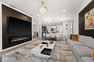 un soggiorno con divano e camino di New 2025 Bambi Orlando Pool Vacation Home a Clermont