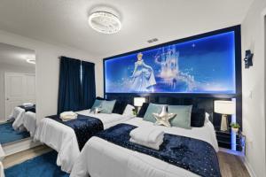 una camera da letto con tre letti e un grande schermo di New 2025 Bambi Orlando Pool Vacation Home a Clermont Altre 40 foto