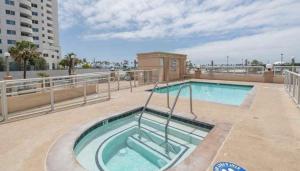 Swimmingpoolen hos eller tæt på Aqua Towers