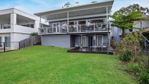 Κήπος έξω από το Beachfront- The Art Cottage- Pet Friendly