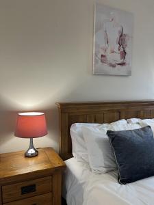 Ένα ή περισσότερα κρεβάτια σε δωμάτιο στο Holthart Town-House, Great for Groups, Families, Pets & Contractors