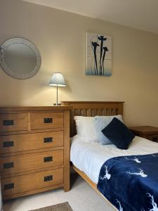 Ένα ή περισσότερα κρεβάτια σε δωμάτιο στο Holthart Town-House, Great for Groups, Families, Pets & Contractors