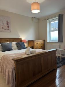 Ένα ή περισσότερα κρεβάτια σε δωμάτιο στο Holthart Town-House, Great for Groups, Families, Pets & Contractors