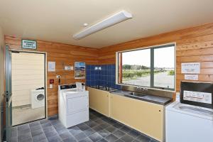 Η κουζίνα ή μικρή κουζίνα στο Tui Base Camp