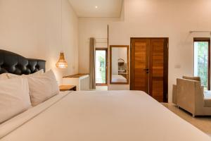 Ένα ή περισσότερα κρεβάτια σε δωμάτιο στο Lala Panzi Villa Managed by Manara +47 φωτογραφίες