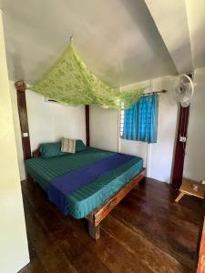 Giường trong phòng chung tại Deja Vu Bungalows