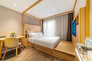 Ένα ή περισσότερα κρεβάτια σε δωμάτιο στο Hanting Hotel Qingdao Jimo North Station Ancient City