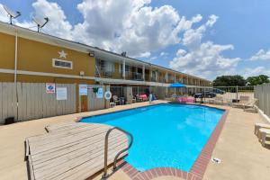 Πισίνα στο ή κοντά στο Quality Inn Gonzales +9 φωτογραφίες