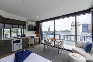 ホーソンにあるMainStay Suites Hawthornのキッチン、市街の景色を望むリビングルーム