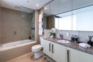 ホーソンにあるMainStay Suites Hawthornの洗面台、トイレ、浴槽を備えたバスルーム +45枚の写真