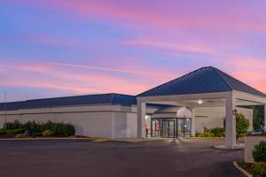 Baymont by Wyndham Richmond KY في ريتشموند: تقديم عمارة بها كراج