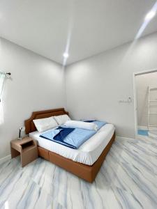 Private home في Ban Pa Ton: غرفة نوم صغيرة مع سرير بملاءات زرقاء