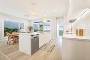 Кухня или мини-кухня в Basalt Beach House
