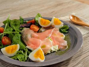 女子旅のホテル Palette STAYs パレットステイズ في Ōzu: طبق من الطعام مع البيض وسلطة على الطاولة