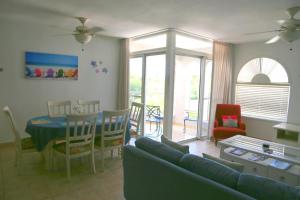 Un lugar para sentarse en Tranquil Oceanside: Pools & Direct Beach Access