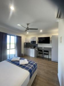 Un pat sau paturi într-o cameră la Reef Gardens Motel +27 fotografii