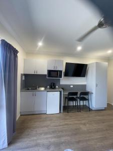 O bucătărie sau chicinetă la Reef Gardens Motel