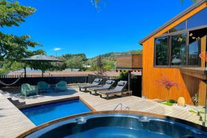 ワナカにあるPoolside Peaks - designer house, spa, fire, poolの裏庭(スイミングプール、家あり)