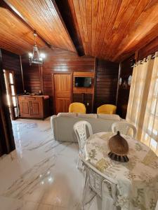 弗洛里亚诺波利斯Casa Da Cris的客厅里有一张桌子和一张沙发