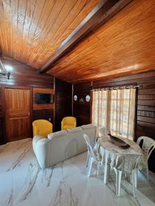 弗洛里亚诺波利斯Casa Da Cris的客厅里有一张沙发和一张桌子。