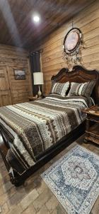 En eller flere senge i et værelse på Raka Ranch Barndominium + 12 billeder