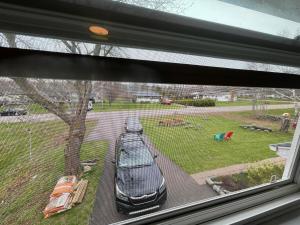 Cozy Small Room - Queen bed - Free Parking in Charlottetown في شارلوت تاون: منظر من نافذة لسيارتين متوقفتين في فناء