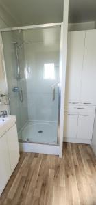 Ένα μπάνιο στο Misty Valley Hilltop Farmstay - Off Grid Retreat