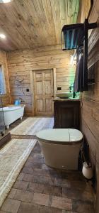 Et badeværelse på Raka Ranch Barndominium