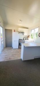 Η κουζίνα ή μικρή κουζίνα στο Misty Valley Hilltop Farmstay - Off Grid Retreat +6 φωτογραφίες