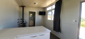 Μια τηλεόραση ή/και κέντρο ψυχαγωγίας στο Misty Valley Hilltop Farmstay - Off Grid Retreat