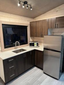 Køkken eller tekøkken på 2-BDR Camper Cottage on Rice Lake #12