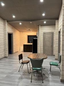 Køkken eller tekøkken på 2-BDR Camper Cottage on Rice Lake #12