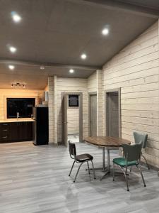 Køkken eller tekøkken på 2-BDR Camper Cottage on Rice Lake #12