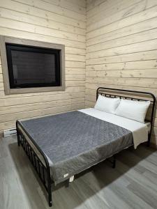 En eller flere senge i et værelse på 2-BDR Camper Cottage on Rice Lake #12 + 3 billeder