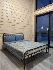 En eller flere senge i et værelse på 2-BDR Camper Cottage on Rice Lake #12