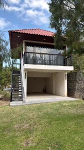 Το κτήριο όπου στεγάζεται  το κάμπινγκ