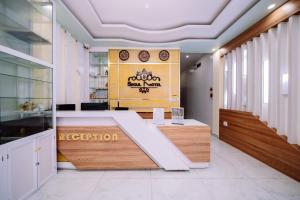 a lobby with a reception desk in a store at Seoul Hotel Cat Ba in Cat Ba