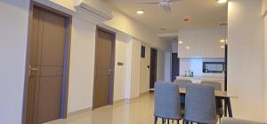 eine Küche mit Tisch und Stühlen in einem Zimmer in der Unterkunft Skyline Stay in Male City
