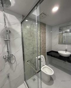 ein Badezimmer mit Dusche, Toilette und Waschbecken in der Unterkunft Skyline Stay in Male City