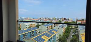 Blick von einem Gebäude mit Solarpaneelen auf dem Dach in der Unterkunft Skyline Stay in Male City