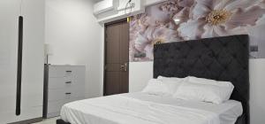 ein Schlafzimmer mit einem Bett mit einer Blumenwand in der Unterkunft Skyline Stay in Male City + 27 Fotos