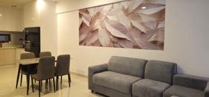 ein Wohnzimmer mit einer Couch und einem Tisch mit Stühlen in der Unterkunft Skyline Stay in Male City