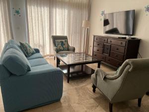 TV a/nebo společenská místnost v ubytování Ocean Bliss: Balcony & Pools & Peloton Bike!